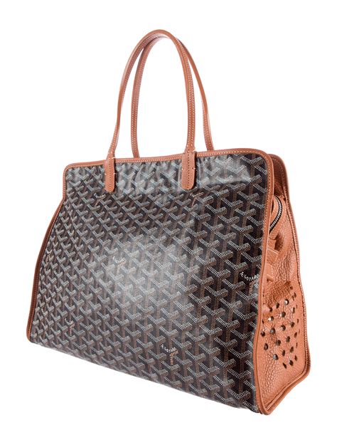 goyard sac pet carrier.